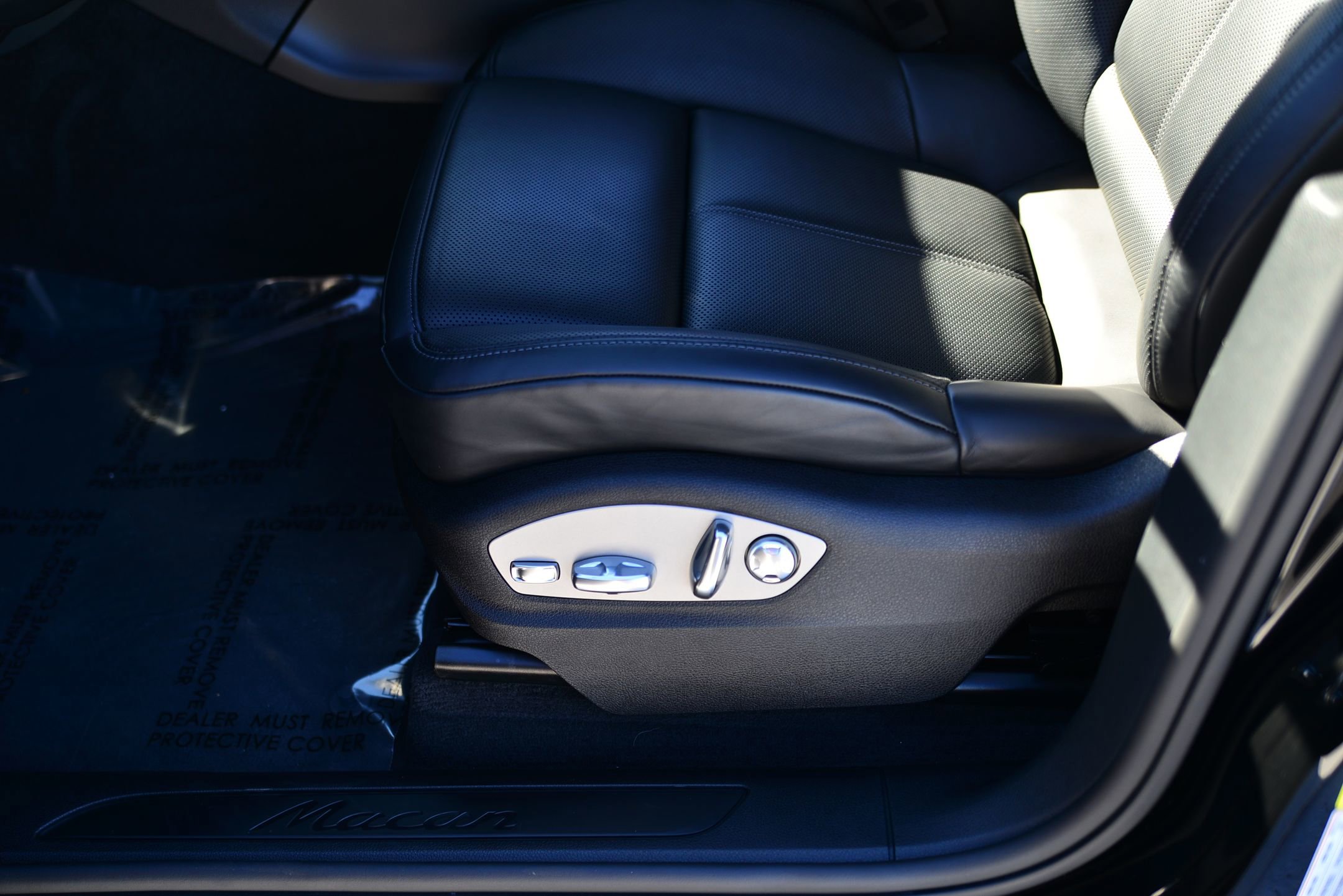 Certified 2025 Porsche Macan image 14