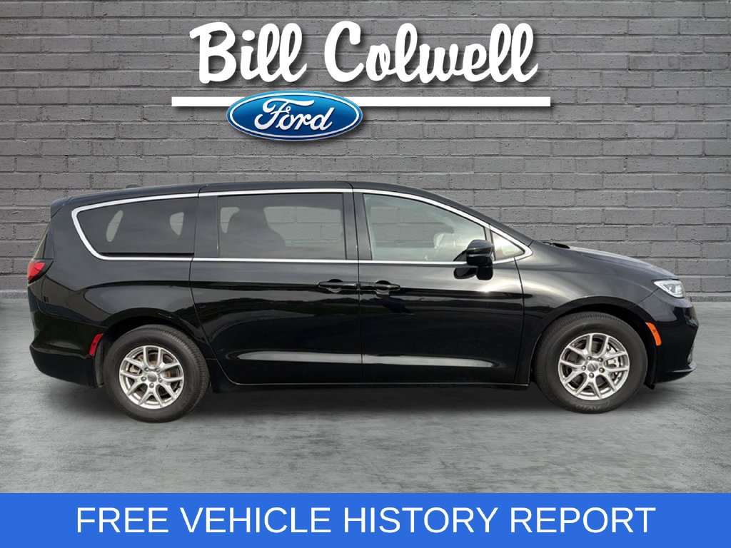 Used 2025 Chrysler Pacifica Select FWD image 3