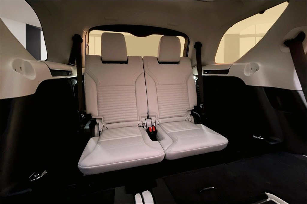 New 2025 Land Rover Discovery S image 10