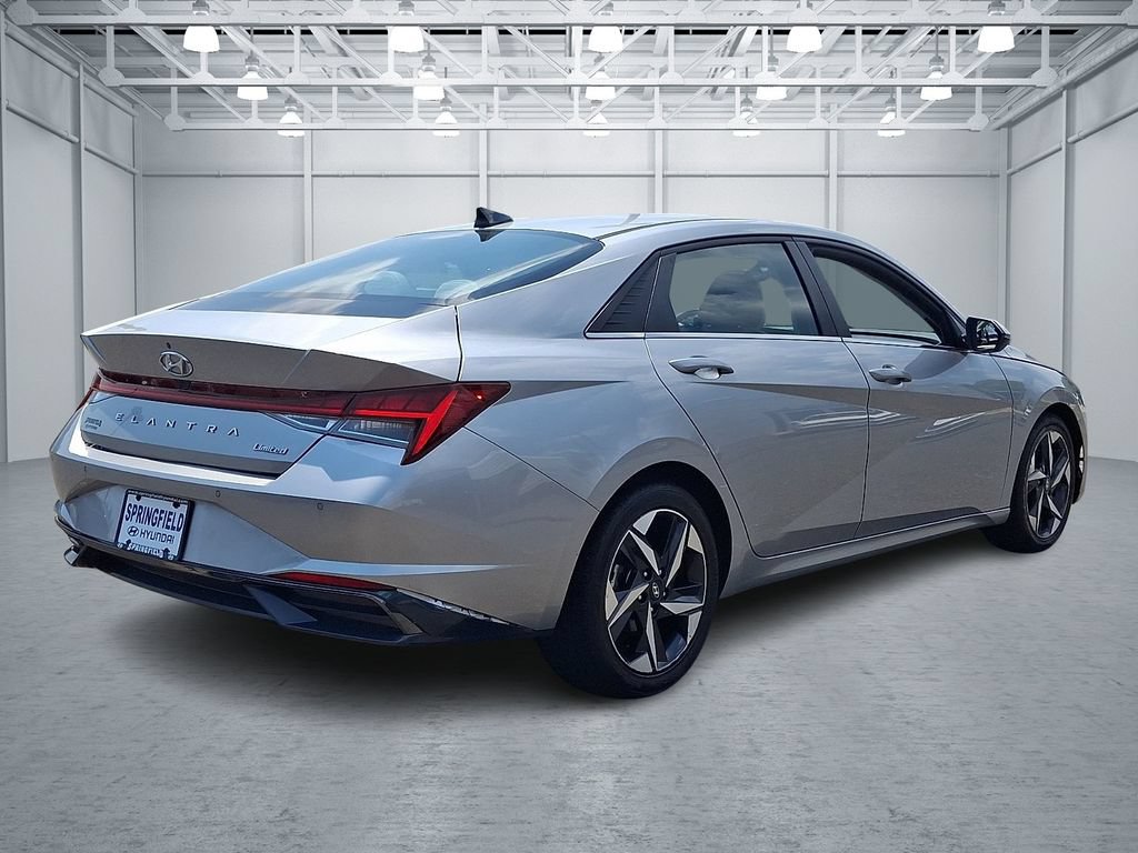 Certified 2022 Hyundai Elantra Limited w/ Preferred Accessory Package FWD image 4