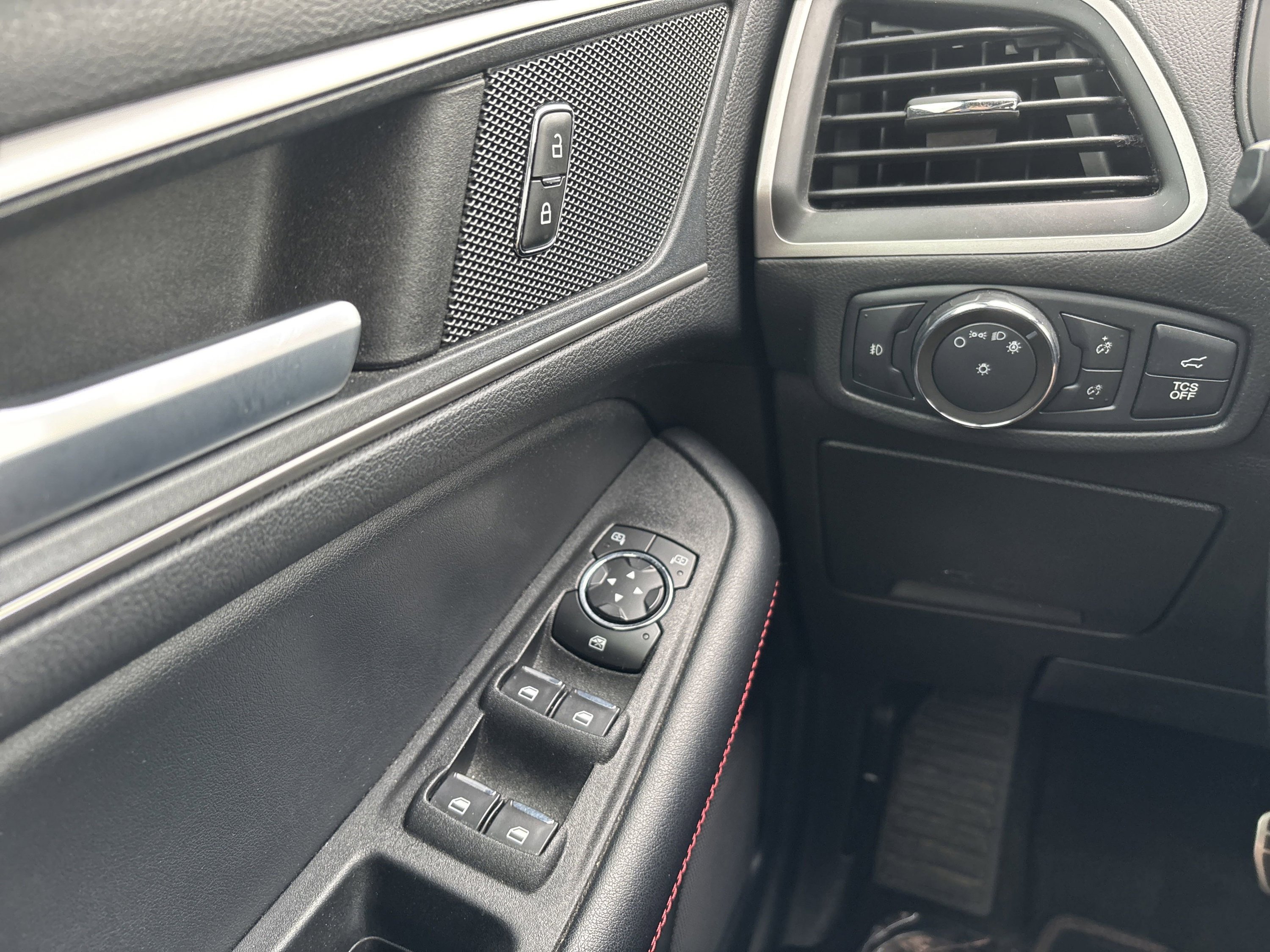 Used 2022 Ford Edge ST-Line w/ Class II Trailer Tow Package image 12