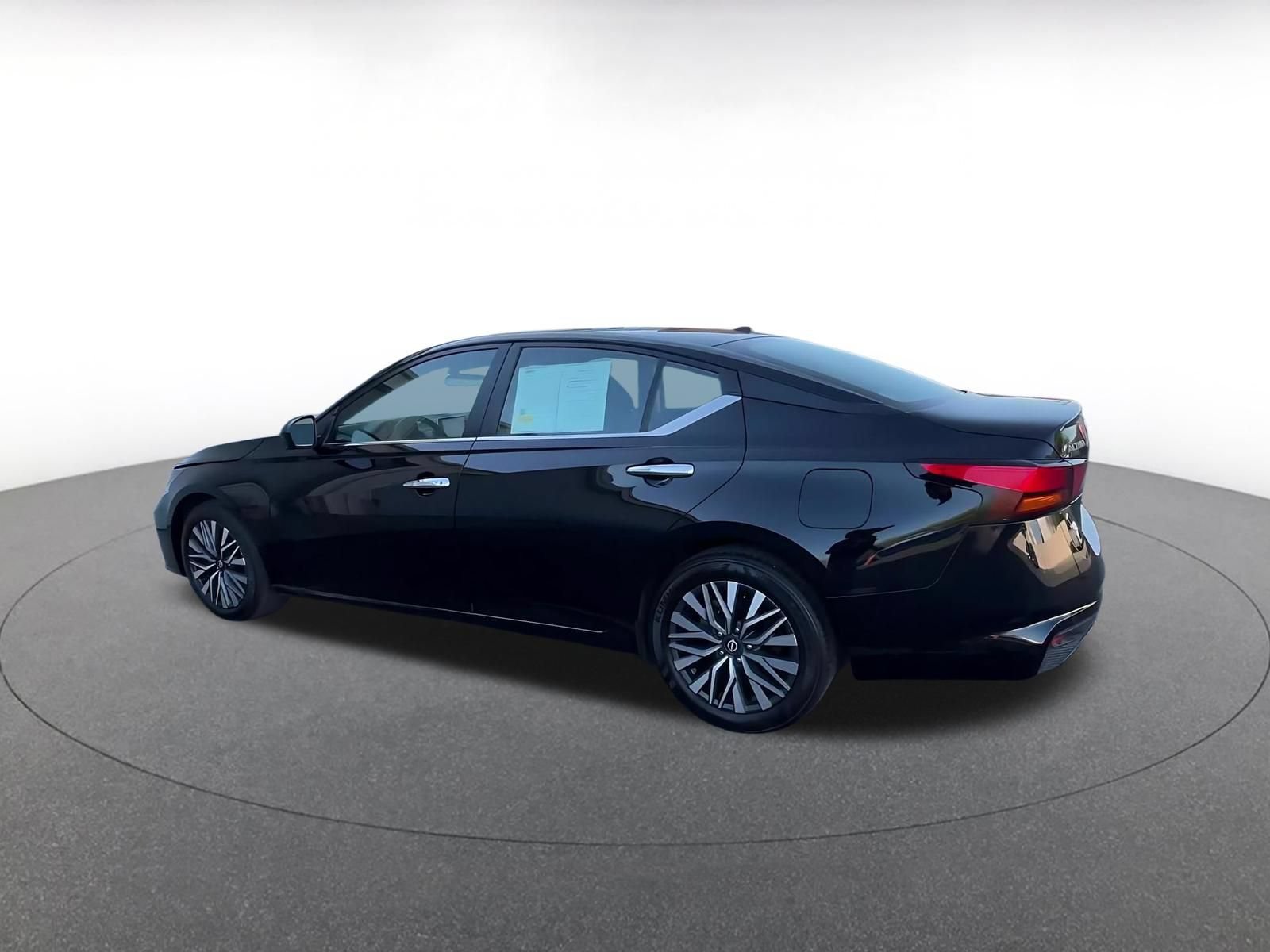 Used 2025 Nissan Altima 2.5 SV FWD image 10