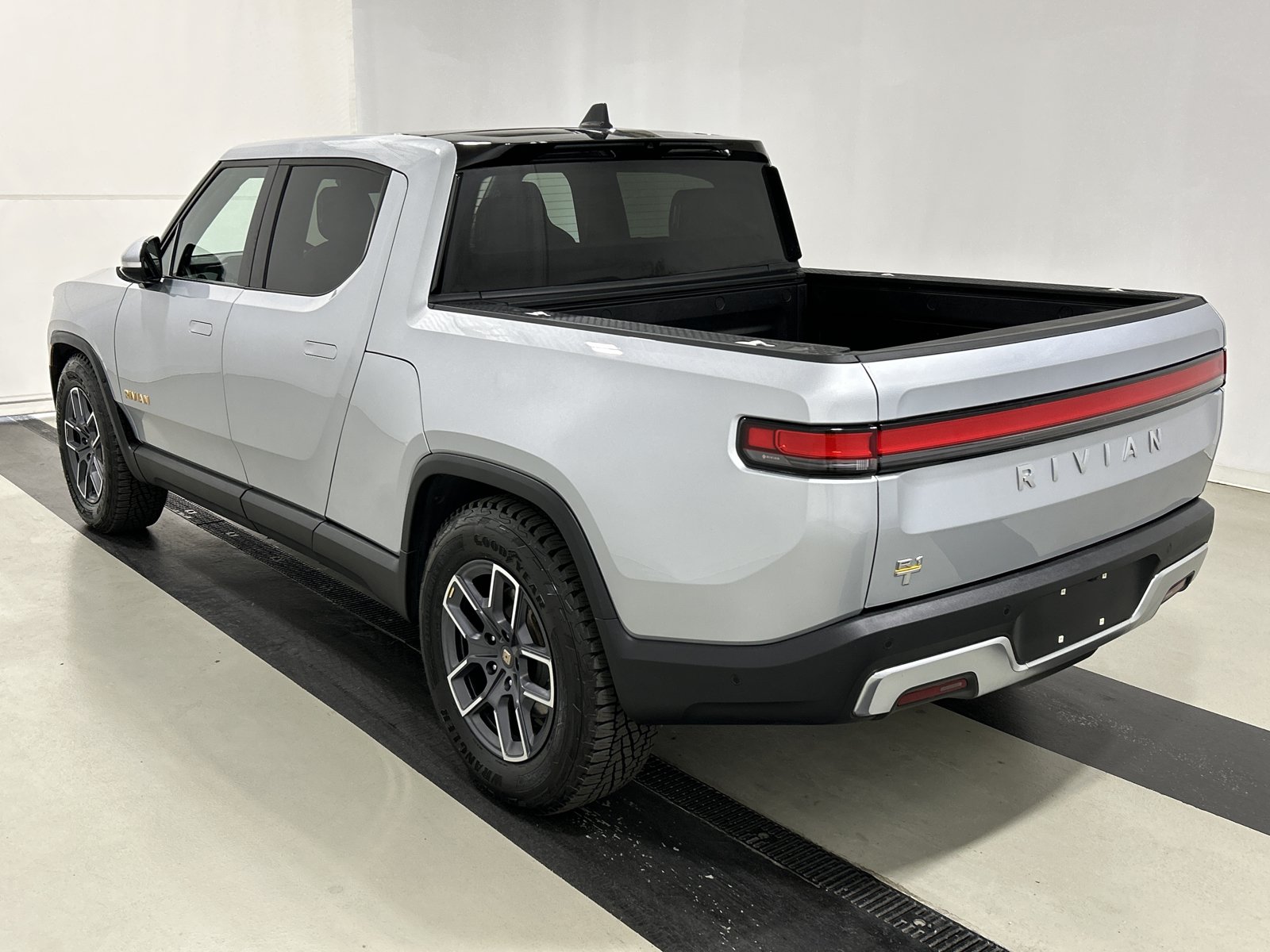 Used 2022 Rivian R1T Adventure AWD/4WD image 3