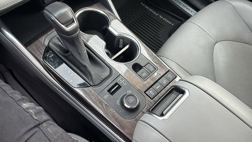 Used 2020 Toyota Highlander Limited image 21