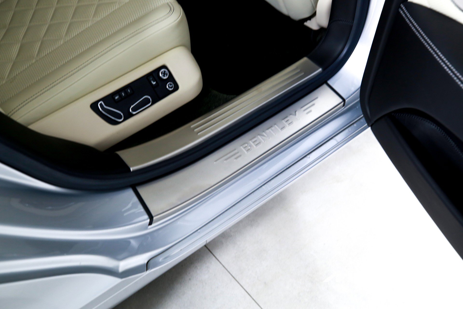 Used 2017 Bentley Flying Spur V8 image 26