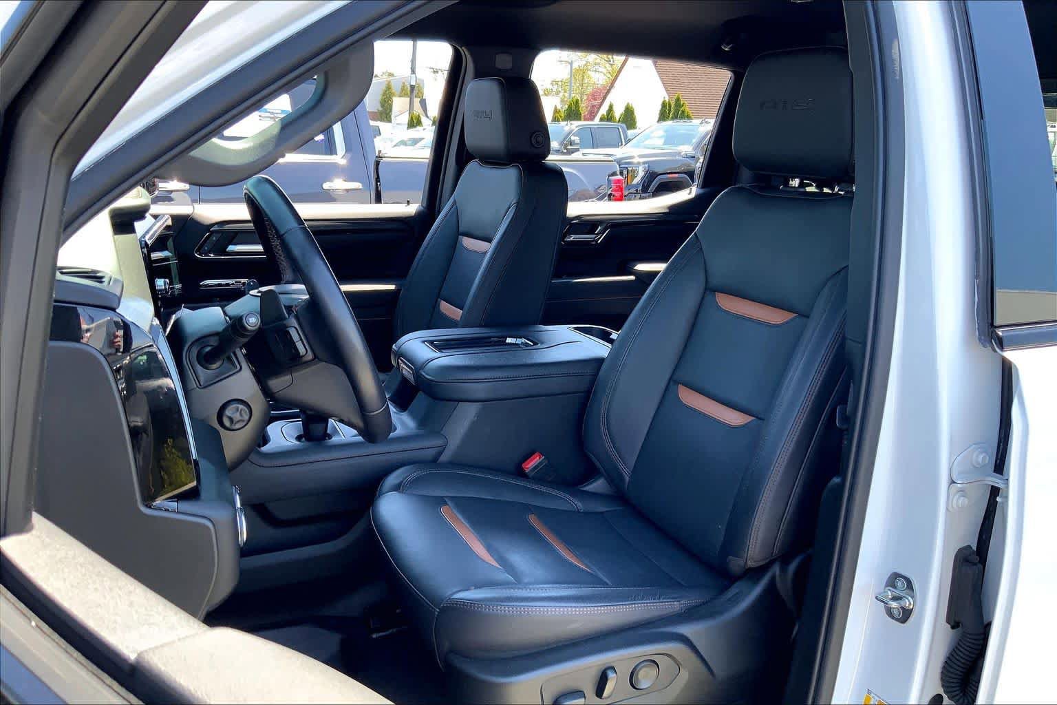Used 2022 GMC Sierra 1500 AT4 w/ AT4 Premium Package AWD/4WD image 9