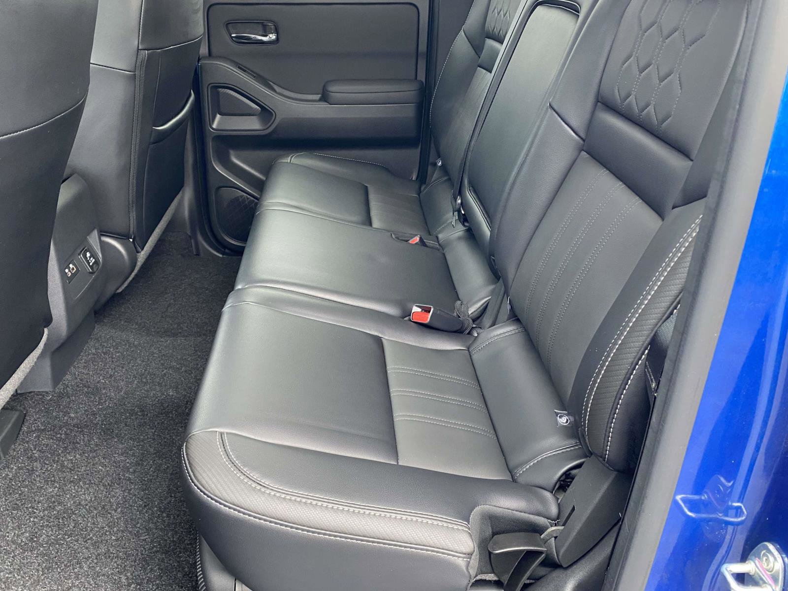 Used 2024 Nissan Frontier SL image 11