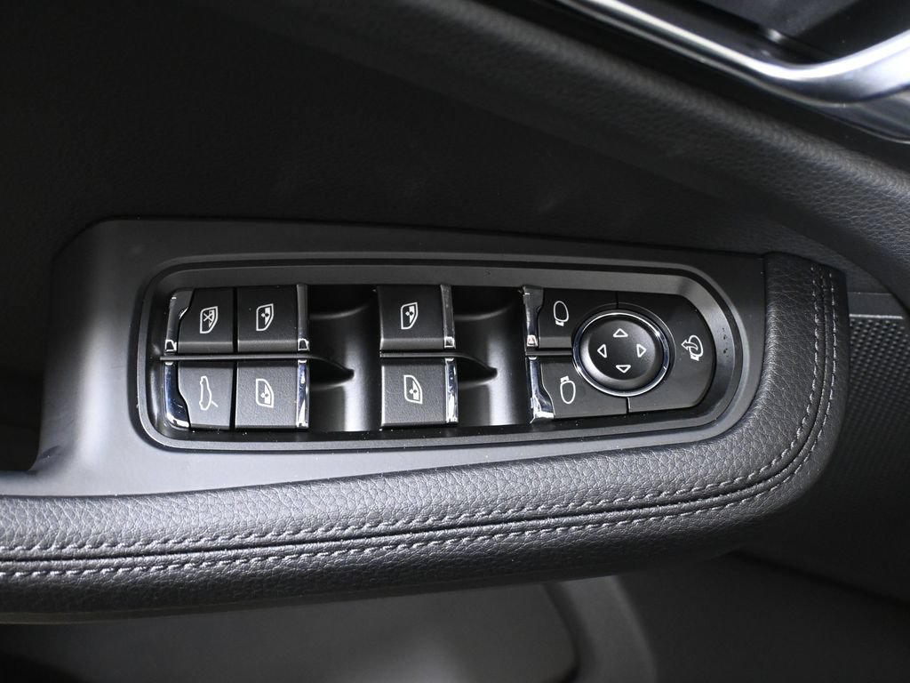 Used 2026 Porsche Macan AWD/4WD image 34
