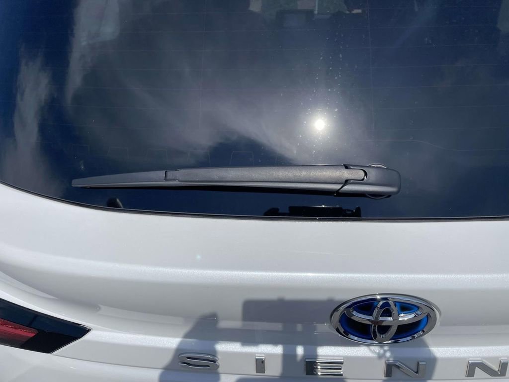 Used 2023 Toyota Sienna Limited image 30