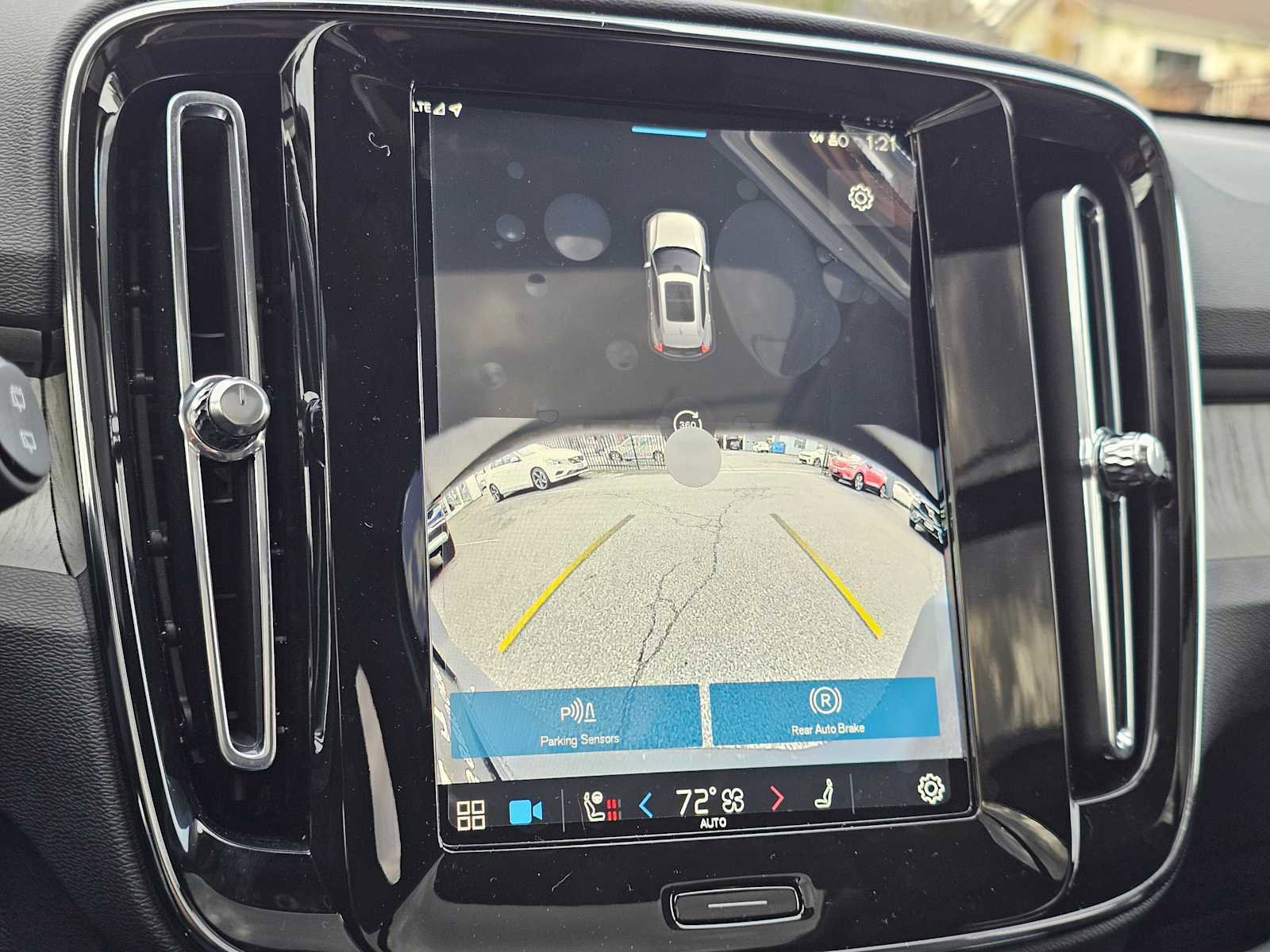 New 2025 Volvo XC40 B5 Ultra w/ Climate Package image 27