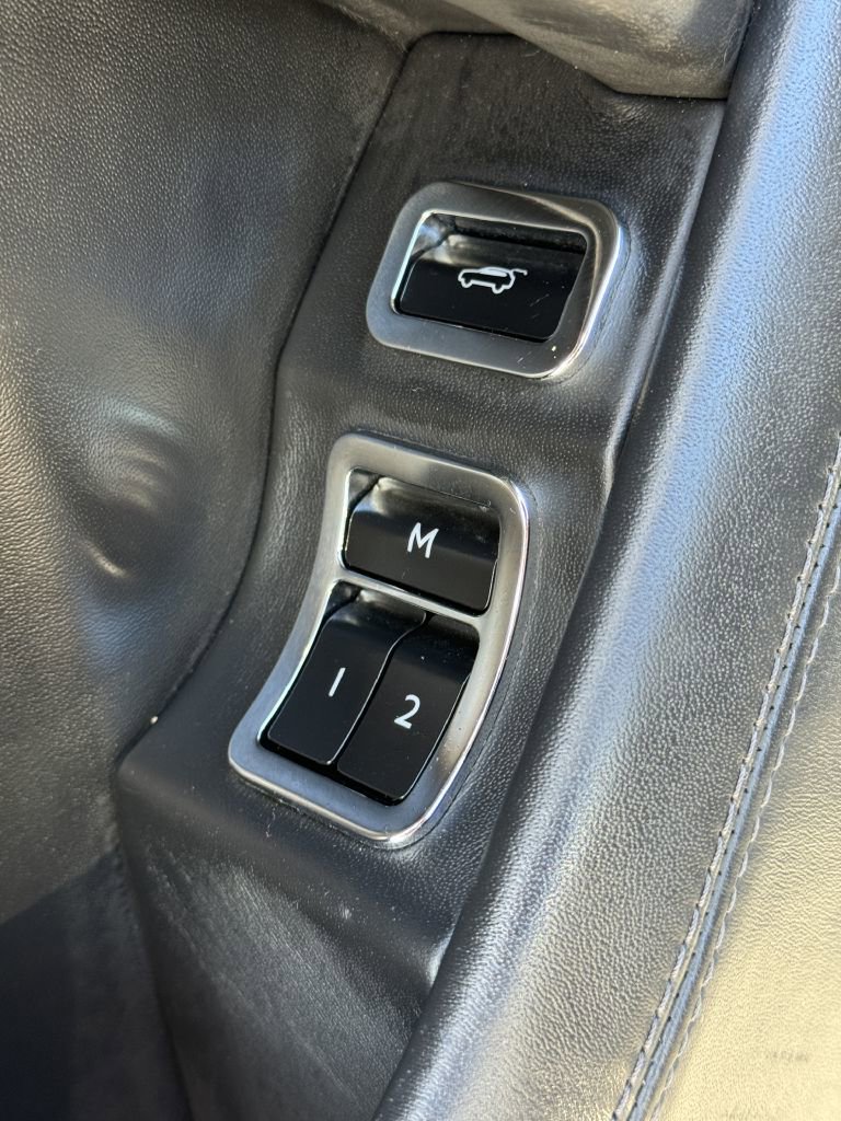 Used 2017 Bentley Bentayga image 25