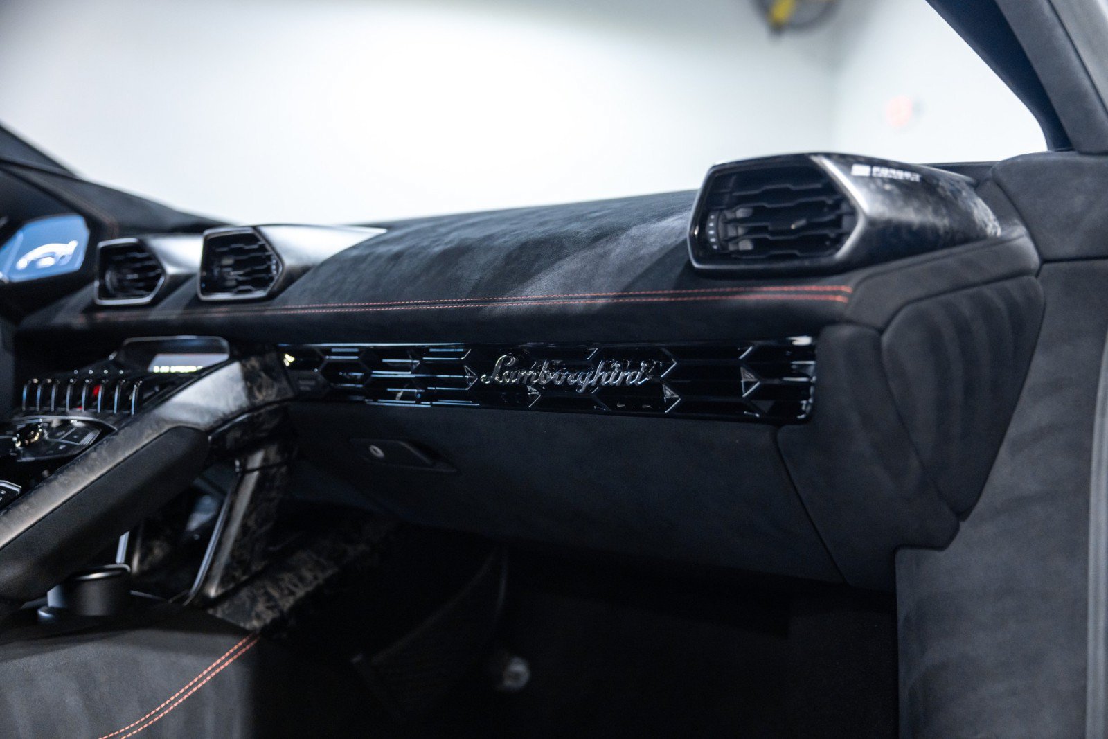 Used 2018 Lamborghini Huracan Performante AWD/4WD image 37