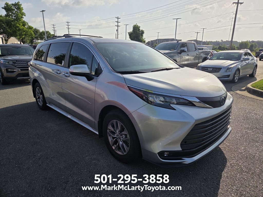 Used 2025 Toyota Sienna XLE FWD image 3