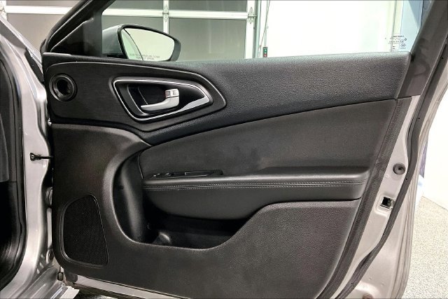 Used 2016 Chrysler 200 Limited FWD image 34