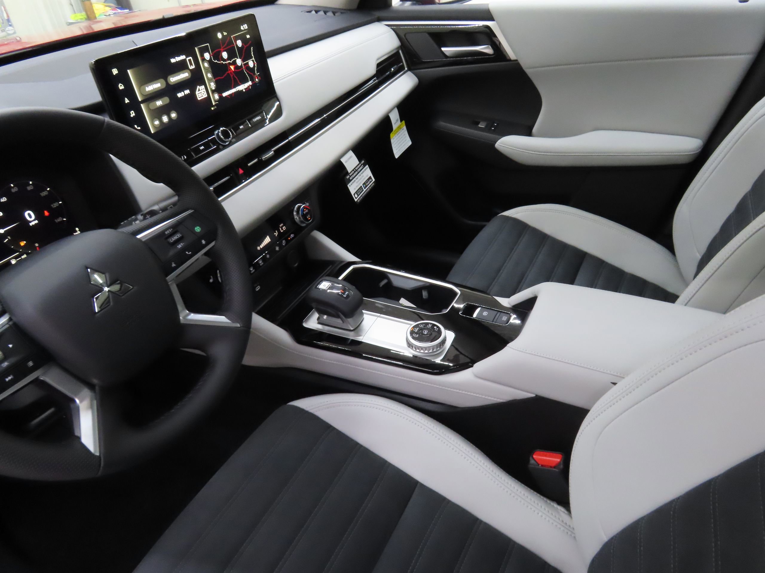 New 2025 Mitsubishi Outlander SE image 21