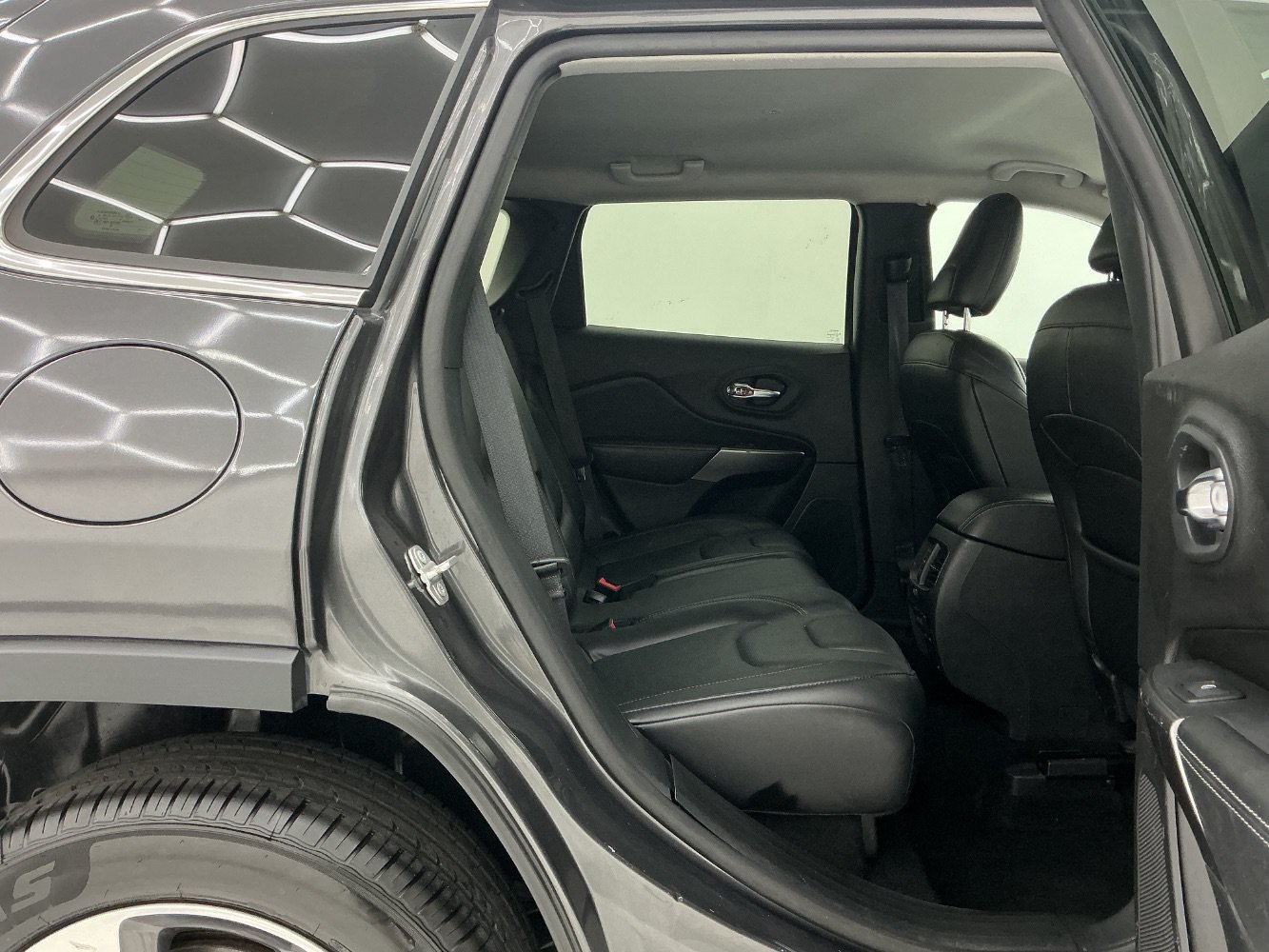 Used 2019 Jeep Cherokee Limited AWD/4WD image 21