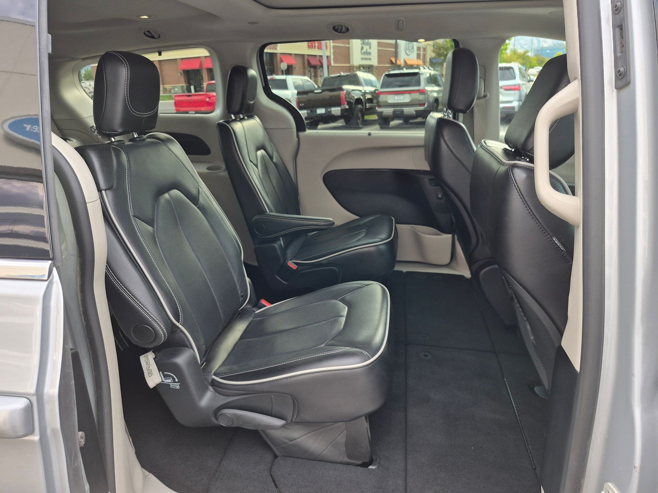 Used 2024 Chrysler Pacifica Limited FWD image 35