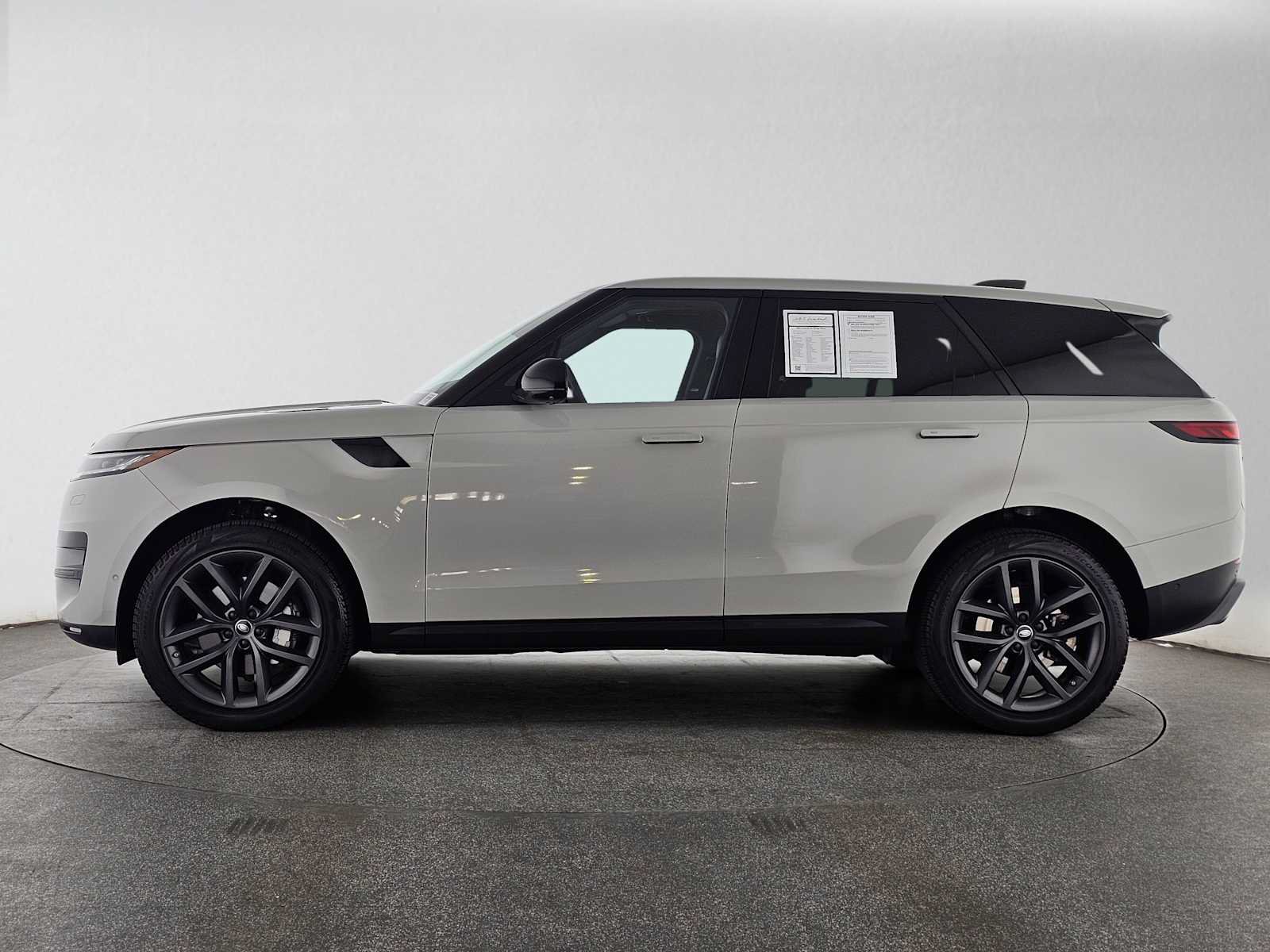 Used 2024 Land Rover Range Rover Sport SE AWD/4WD image 2