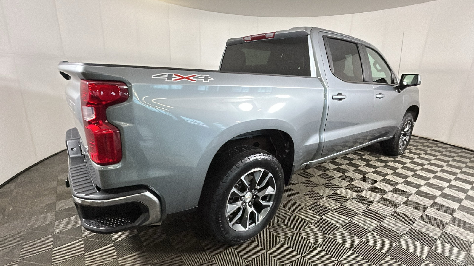 Used 2024 Chevrolet Silverado 1500 LT AWD/4WD image 3