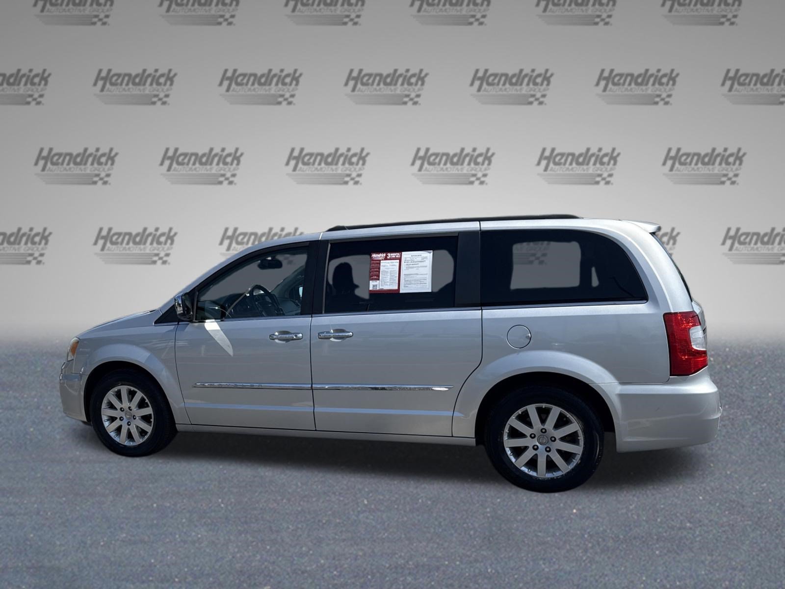 Used 2011 Chrysler Town & Country Touring-L w/ Entertainment Group #2 FWD image 6