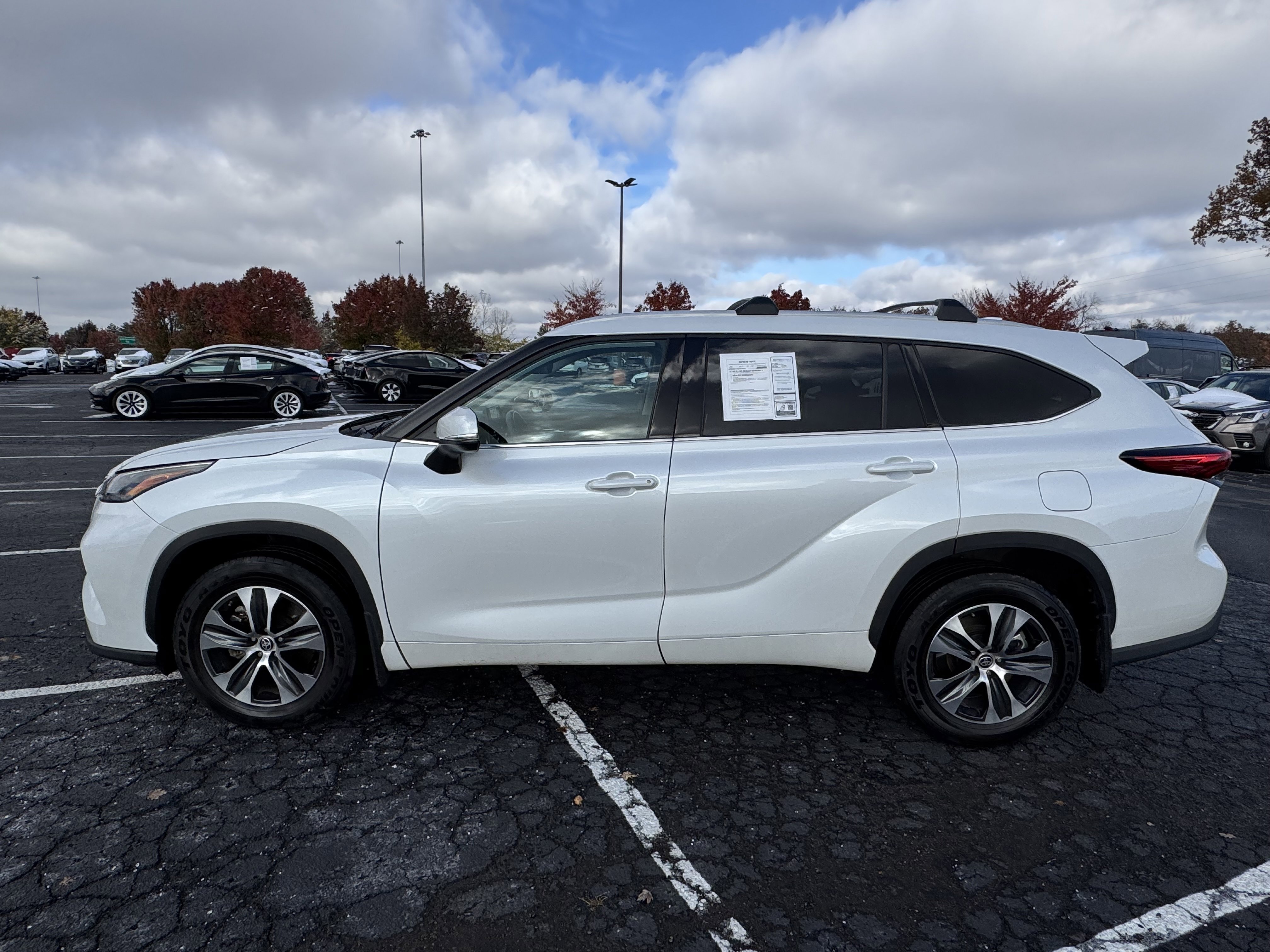Used 2022 Toyota Highlander XLE image 11