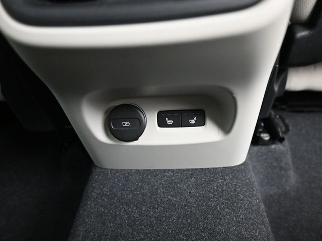 Used 2024 Volvo XC40 B5 Plus w/ Protection Package Premier image 33