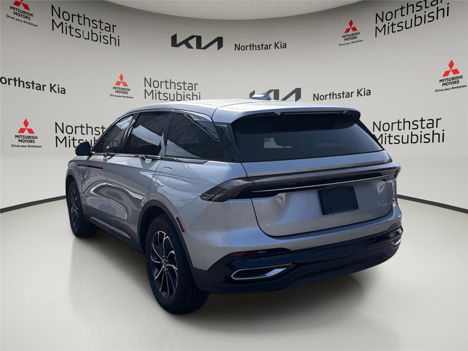 Used 2024 Lincoln Nautilus Premier image 3