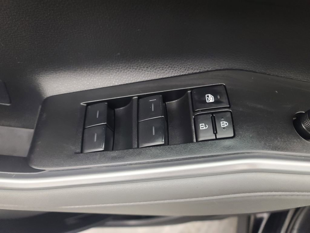 Used 2023 Toyota Highlander LE image 25