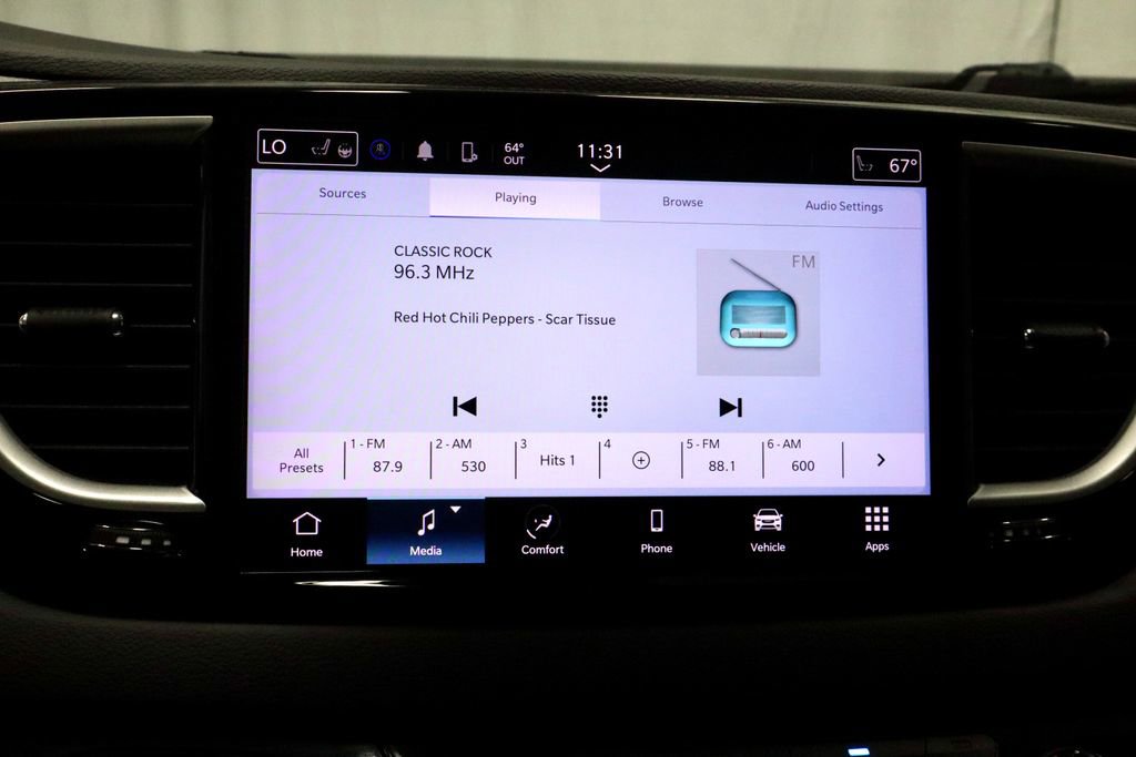 Used 2023 Chrysler Pacifica Touring-L FWD image 31