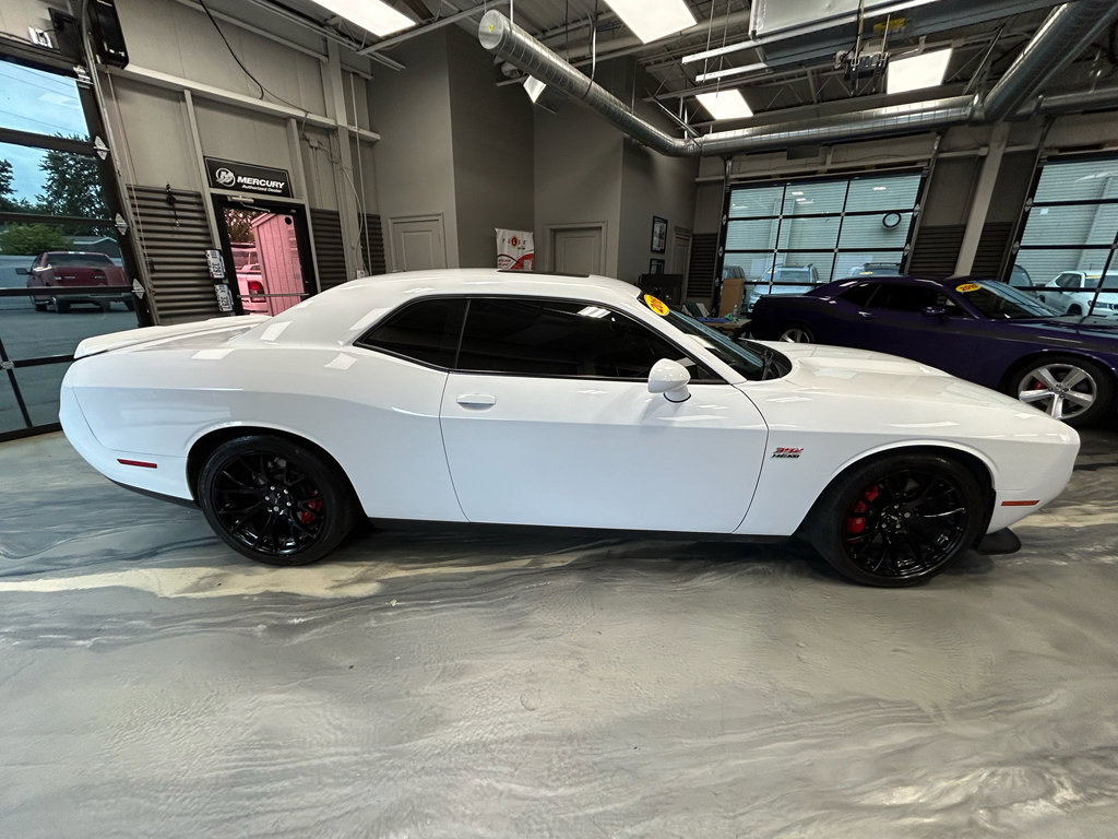 Used 2016 Dodge Challenger SRT w/ Technology Group RWD image 30