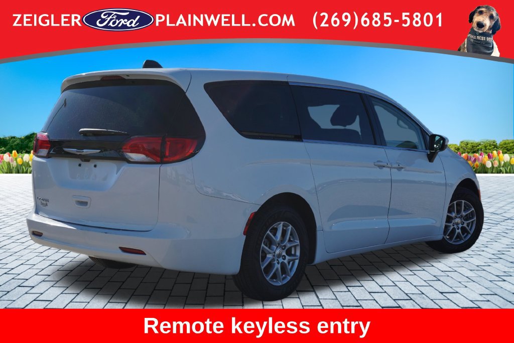 Used 2023 Chrysler Voyager LX FWD image 5
