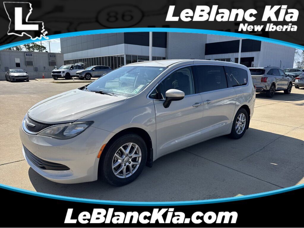Used 2017 Chrysler Pacifica Touring image 1