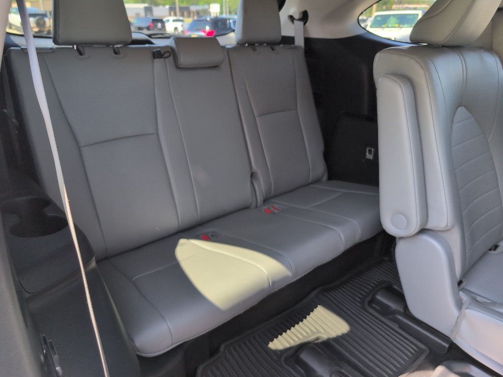 Used 2022 Toyota Highlander XLE FWD image 16
