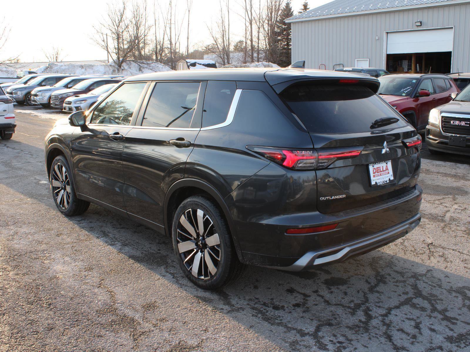 New 2026 Mitsubishi Outlander SE image 6