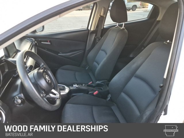 Used 2019 Toyota Yaris L image 12