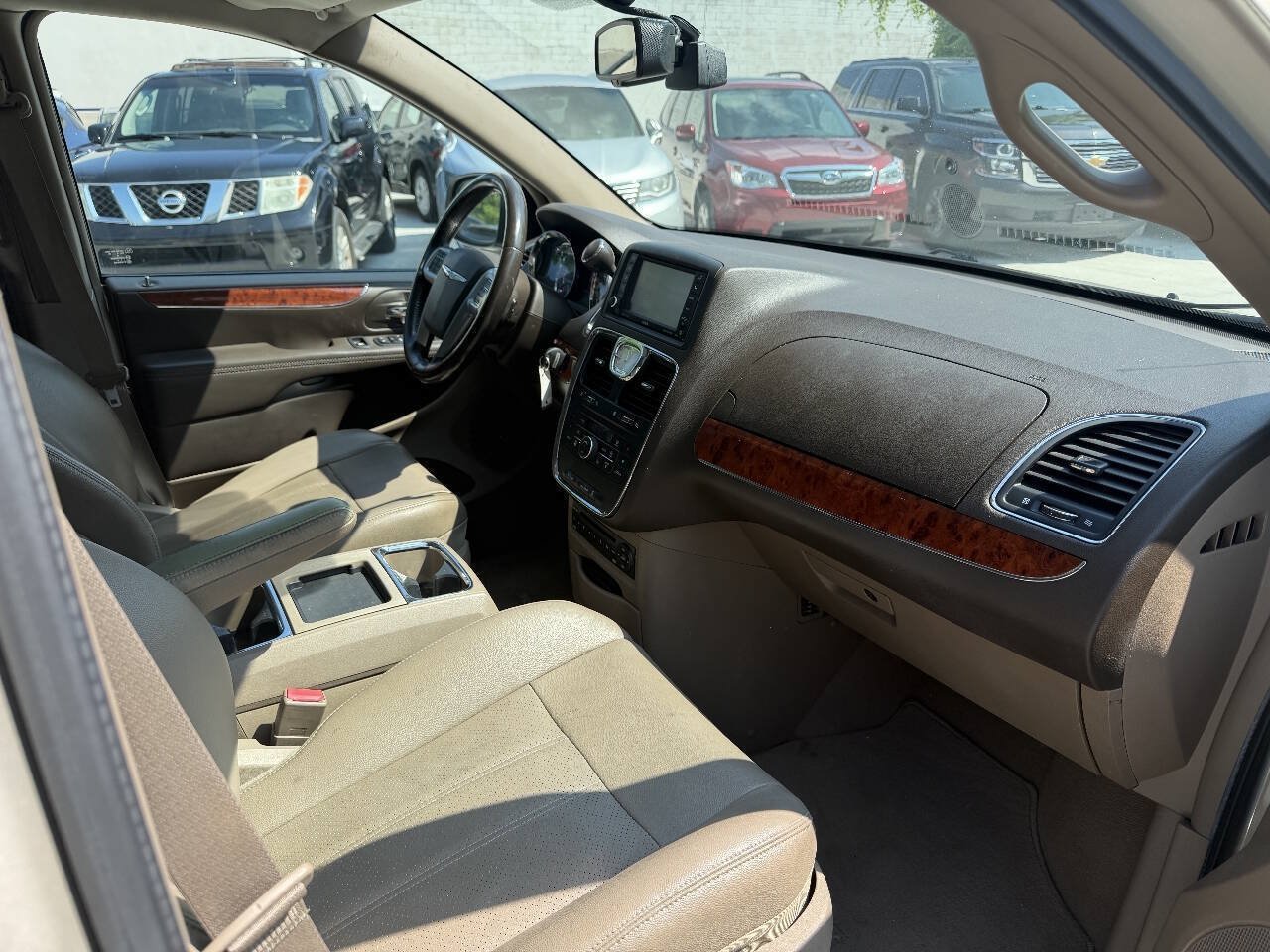 Used 2012 Chrysler Town & Country Touring-L w/ Entertainment Group #2 FWD image 16