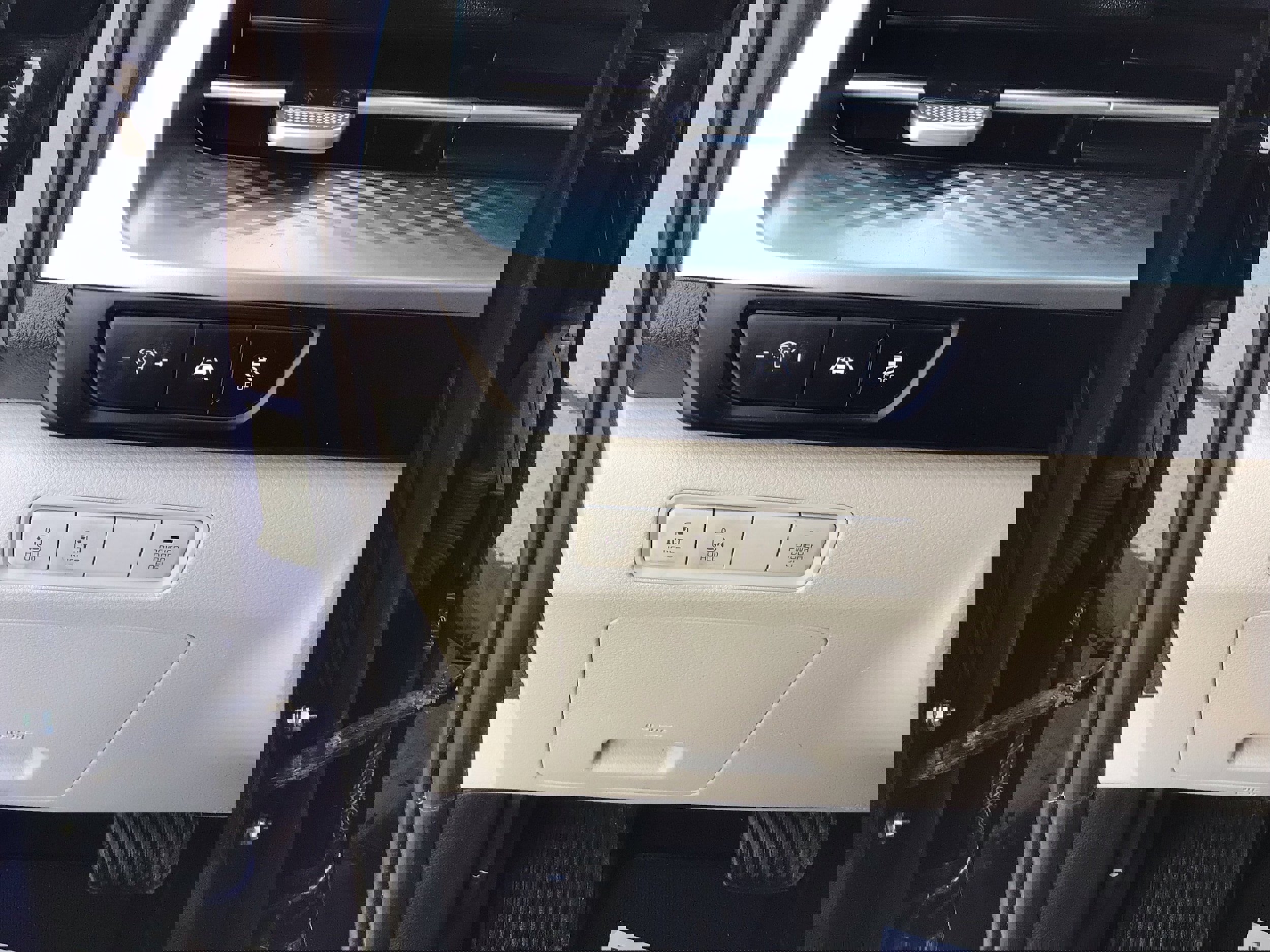 Used 2022 Kia Carnival LX image 26