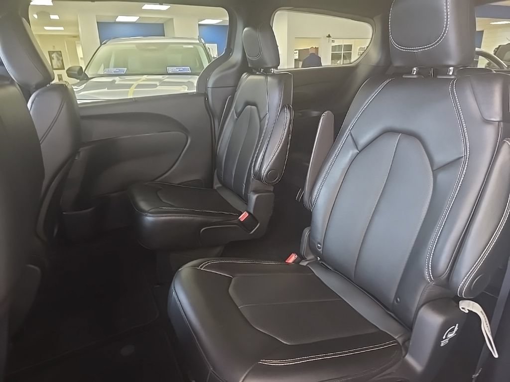 Used 2025 Chrysler Pacifica Select FWD image 29