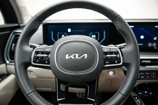 Used 2025 Kia Sorento SX FWD image 21