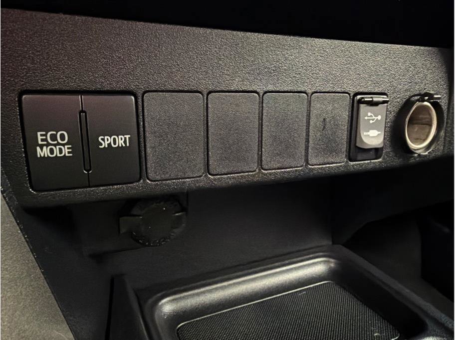 Used 2015 Toyota RAV4 LE image 22