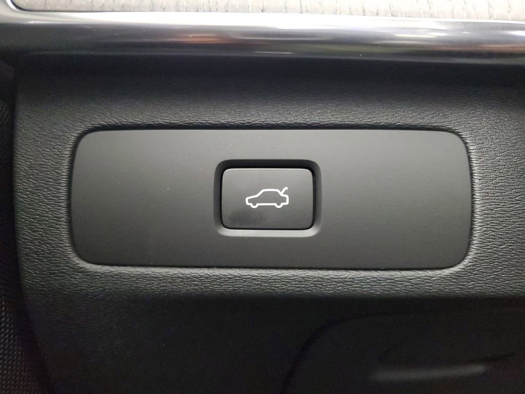 New 2026 Volvo XC90 B6 Ultra w/ Protection Package image 36
