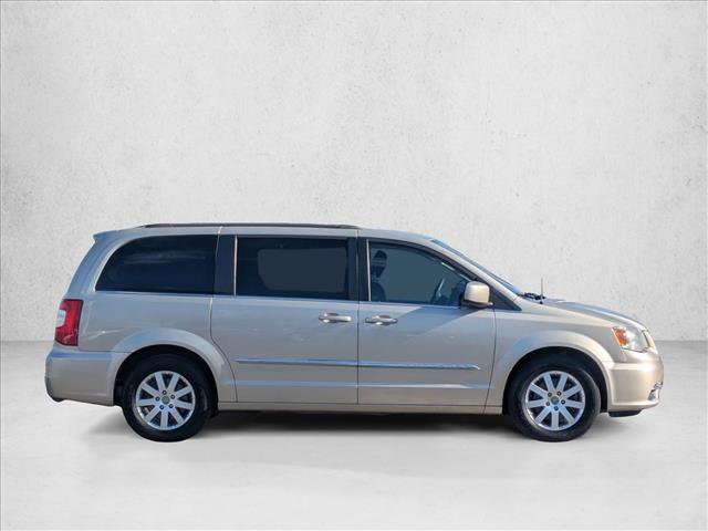 Used 2014 Chrysler Town & Country Touring image 4