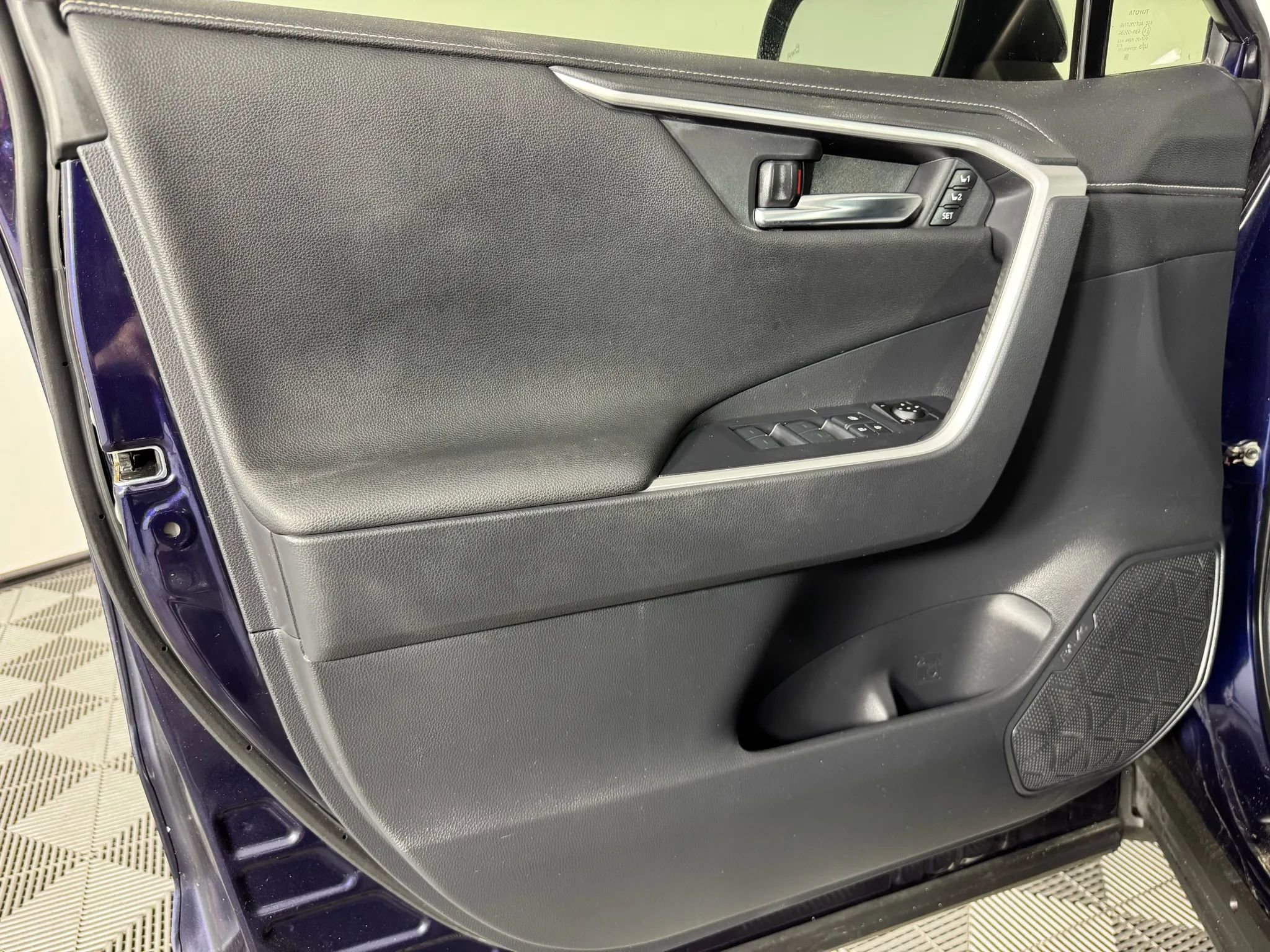 Used 2023 Toyota RAV4 Limited FWD image 40