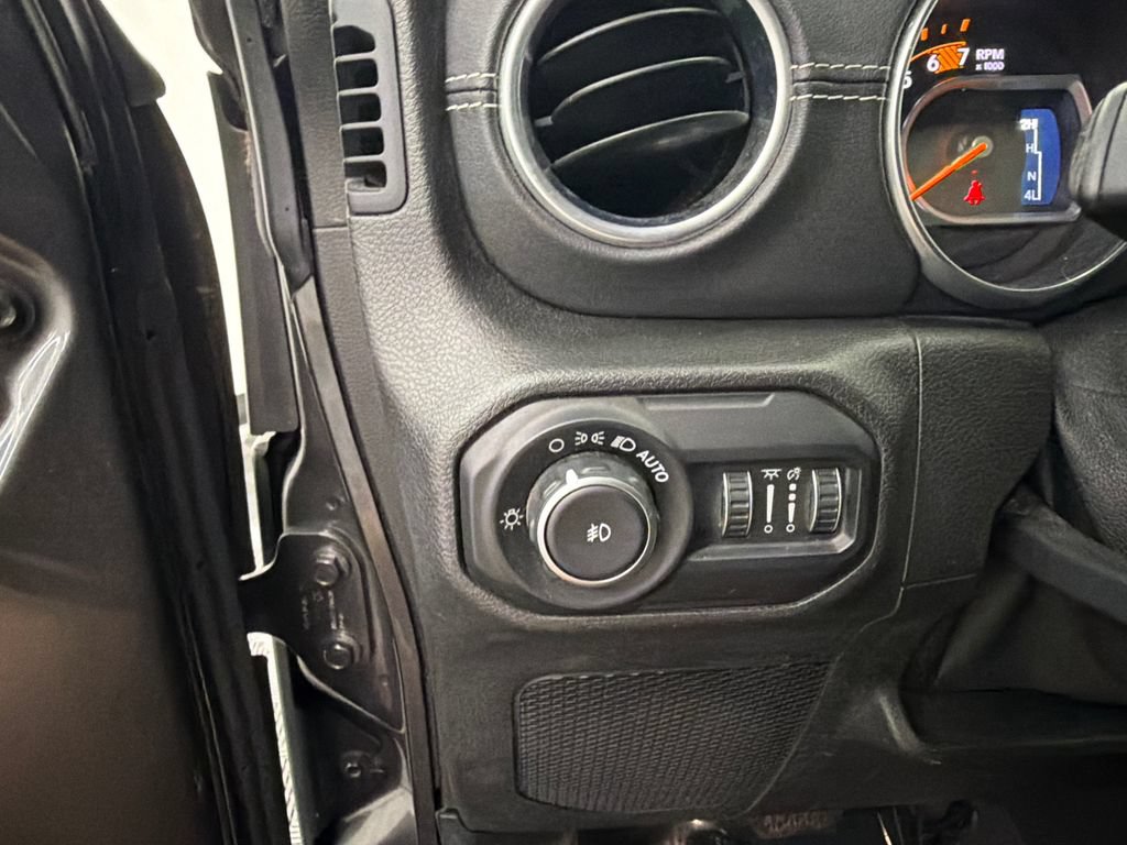 Used 2018 Jeep Wrangler Unlimited Sahara AWD/4WD image 31