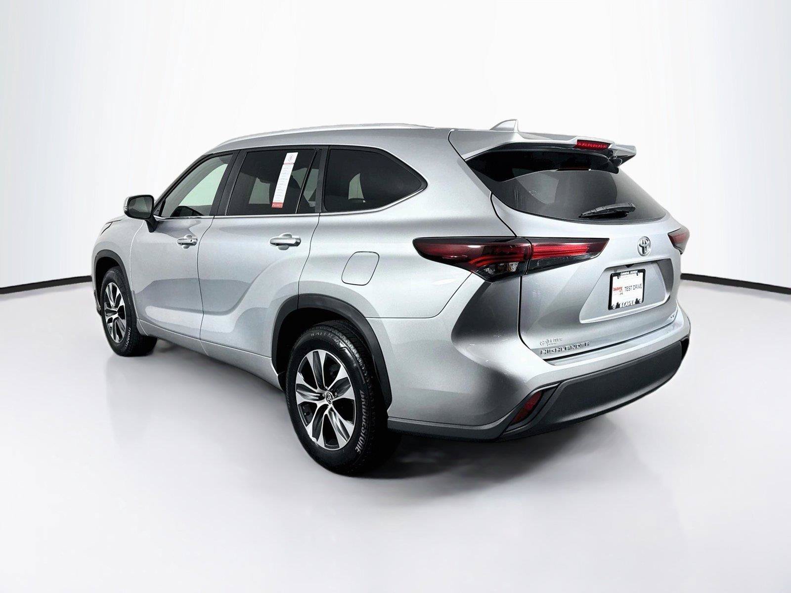 Certified 2025 Toyota Highlander XLE FWD image 13