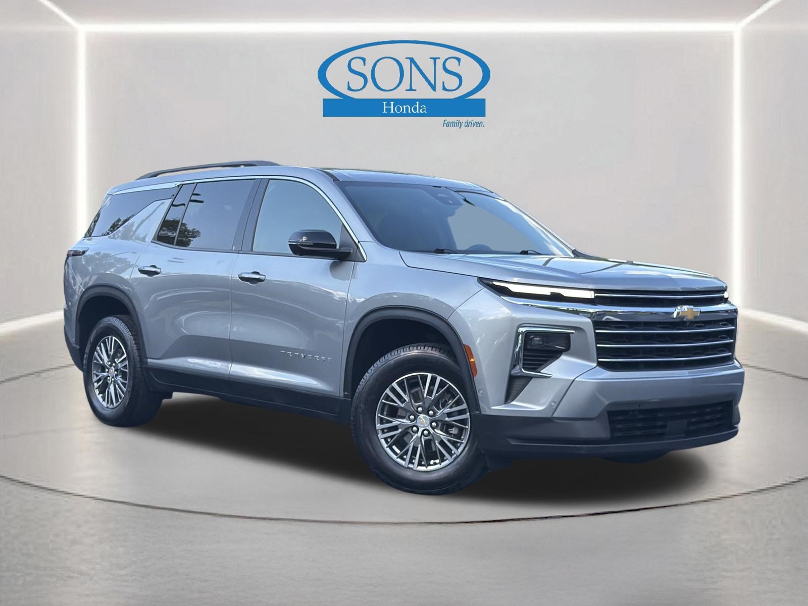 Used 2024 Chevrolet Traverse LT w/ Enhanced Driving Package FWD image 2