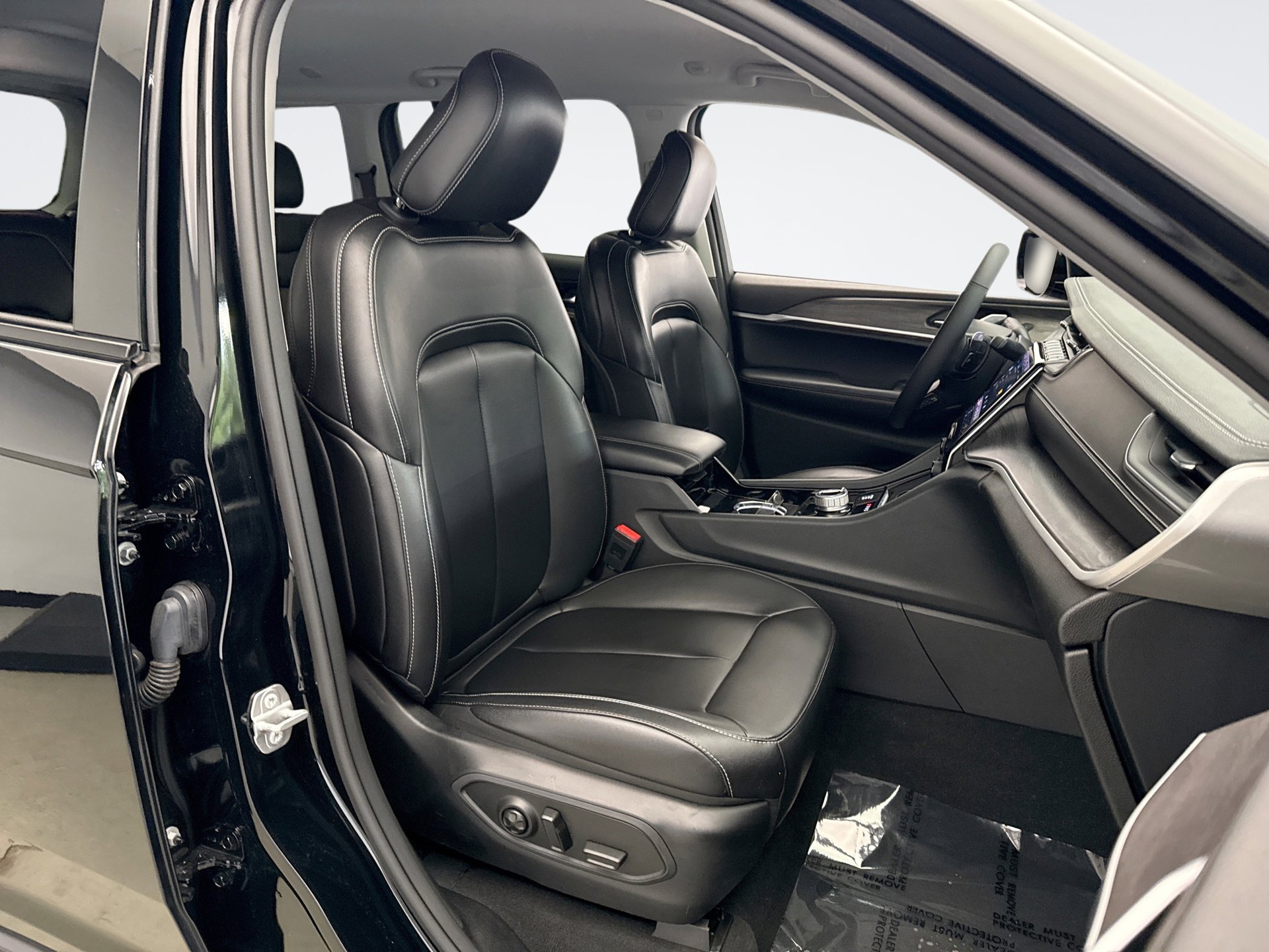 Used 2023 Jeep Grand Cherokee Limited AWD/4WD image 17