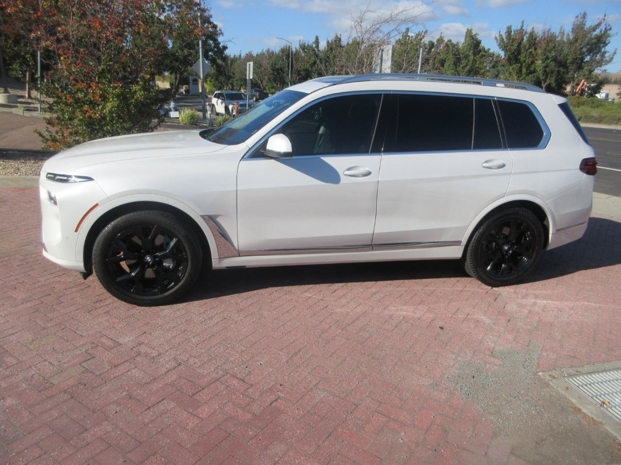 Used 2025 BMW X7 xDrive40i w/ Premium Package AWD/4WD image 3
