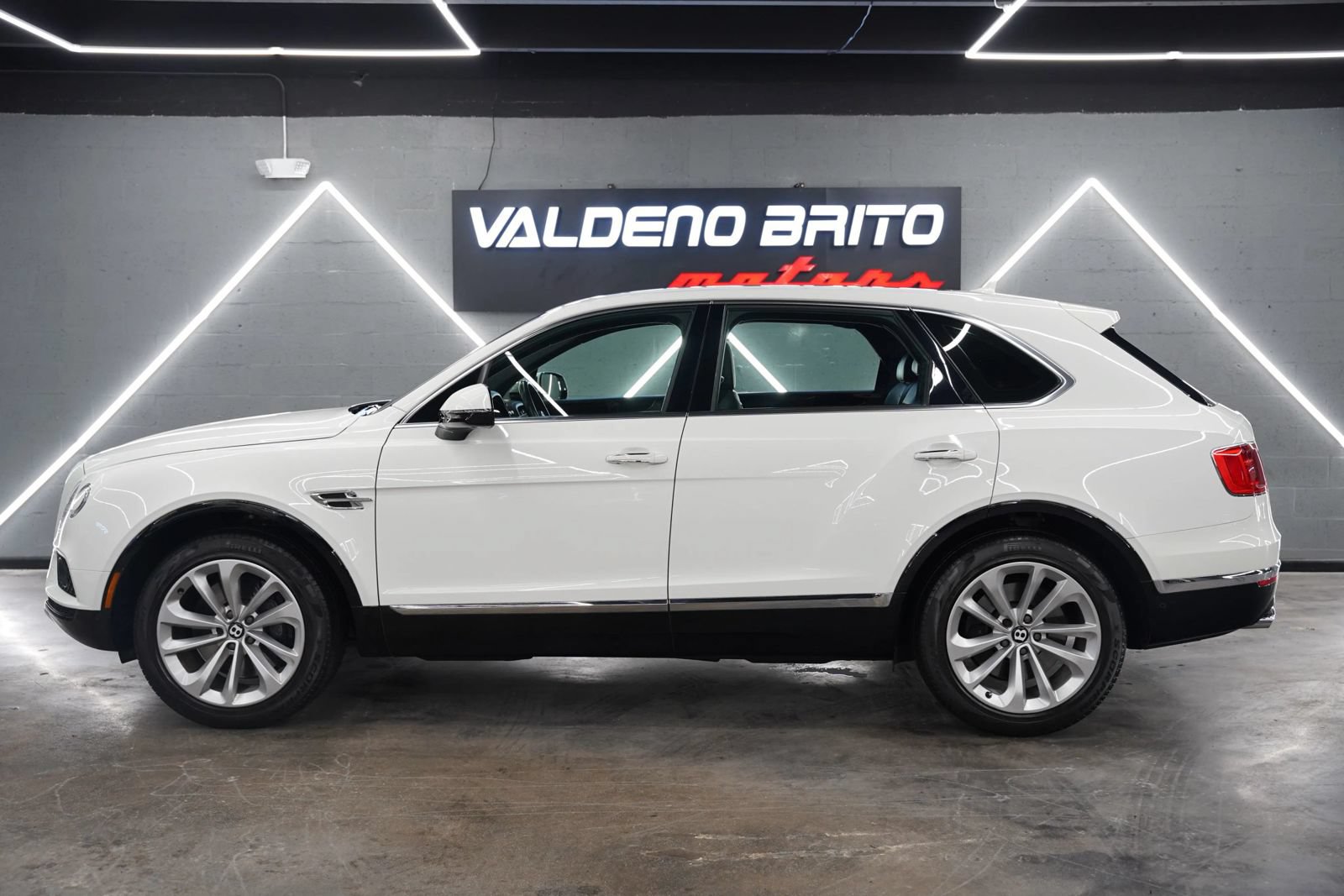 Used 2018 Bentley Bentayga Onyx Edition AWD/4WD image 11