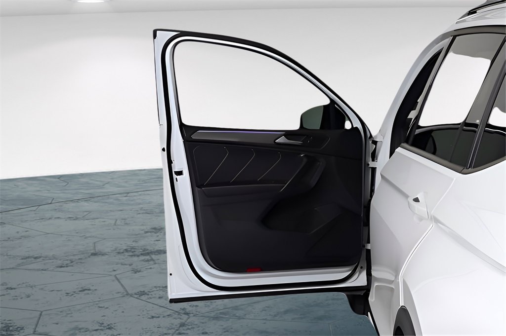 Used 2023 Volkswagen Tiguan SE R-Line image 16